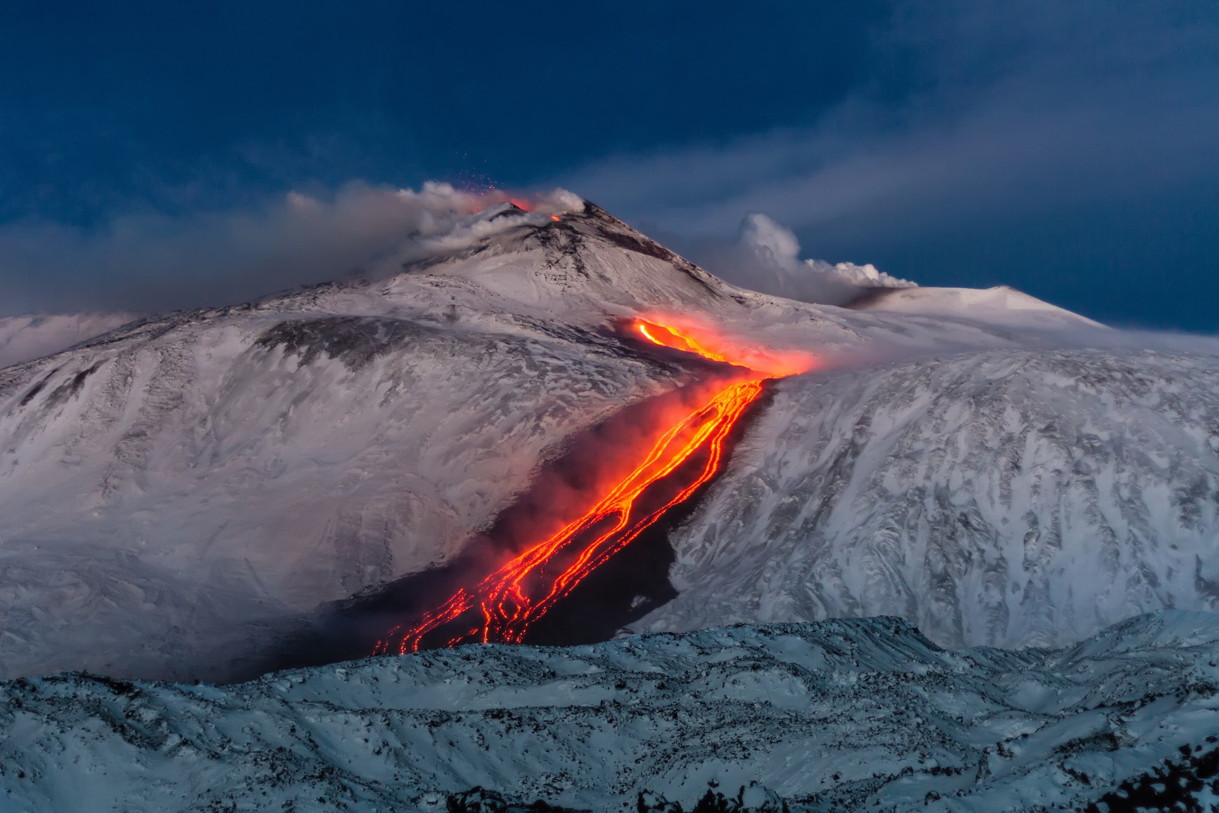 Действующий ли вулкан эльбрус. Вулкан Эребус в Антарктиде. Вулкан Эльбрус. Эребус извержение. Вулкан Этна.