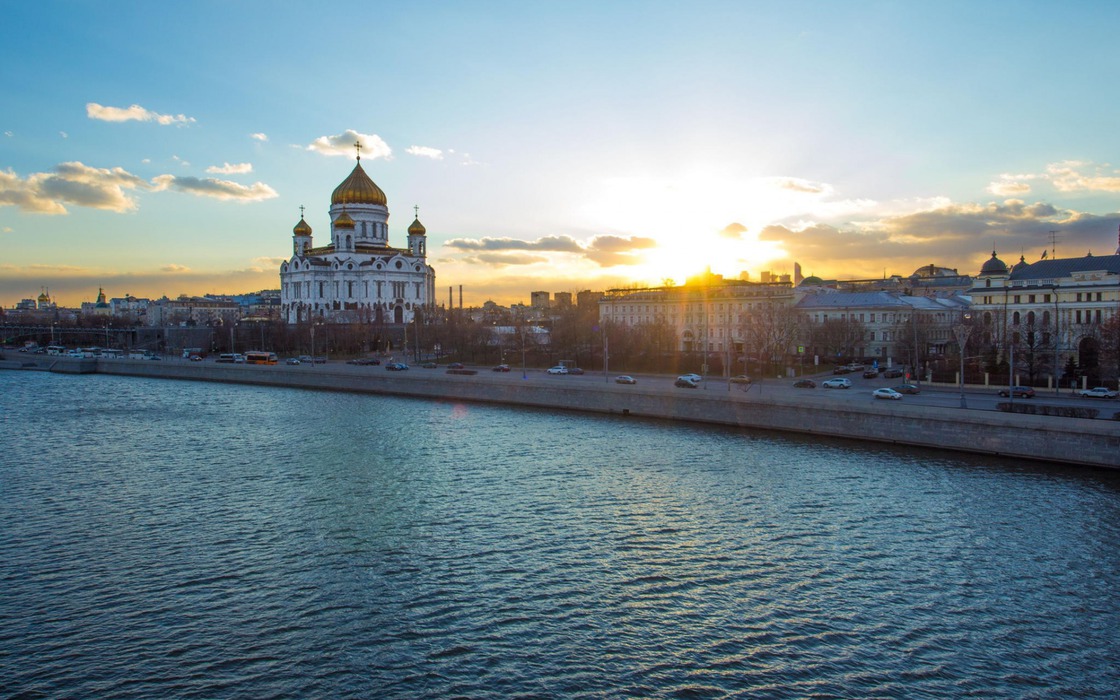 Занимая немного места. Храм Христа Спасителя. Утро в Москве. Закат на Москве реке. Рассвет над Москвой рекой.