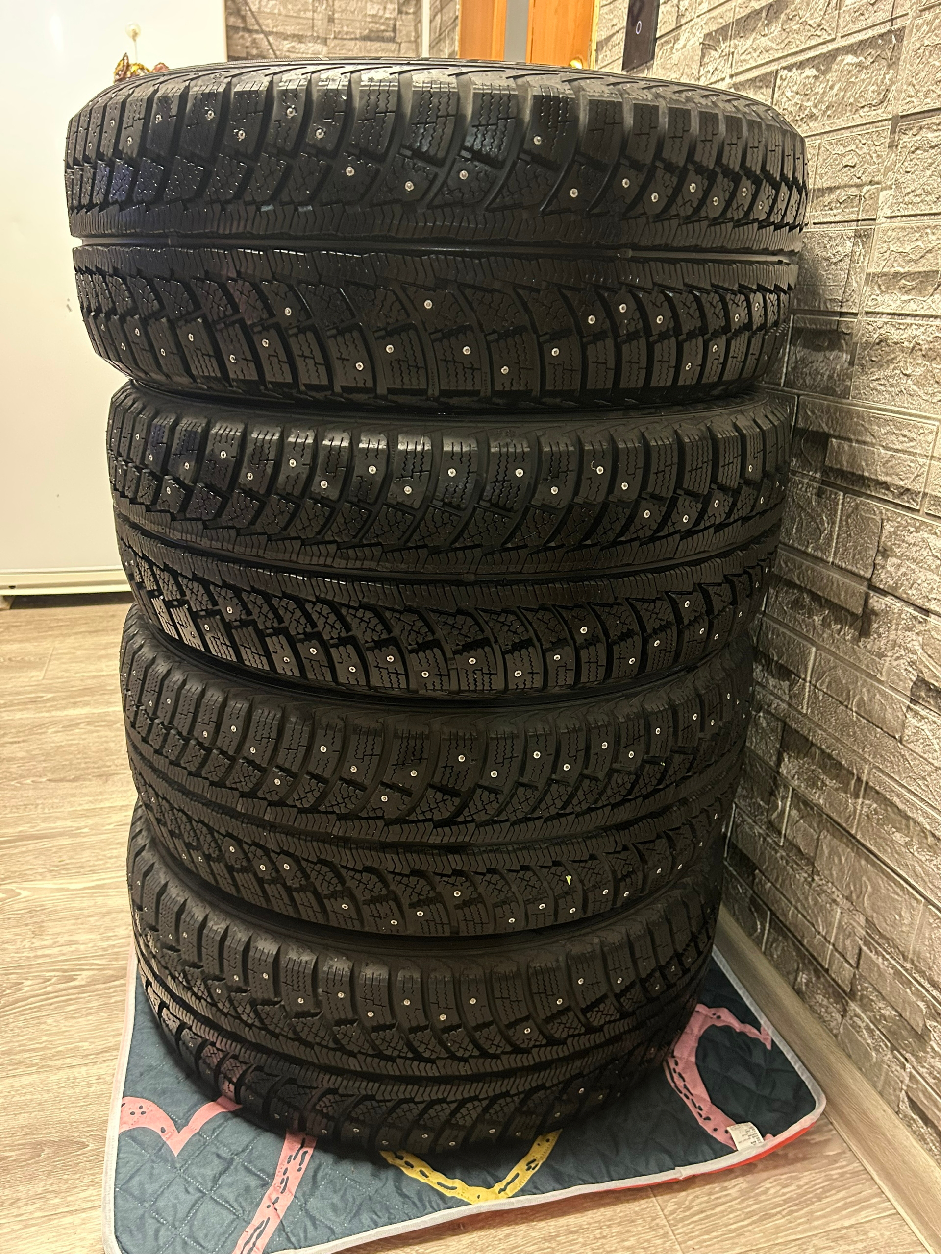 Продам новые шины 215/55R17